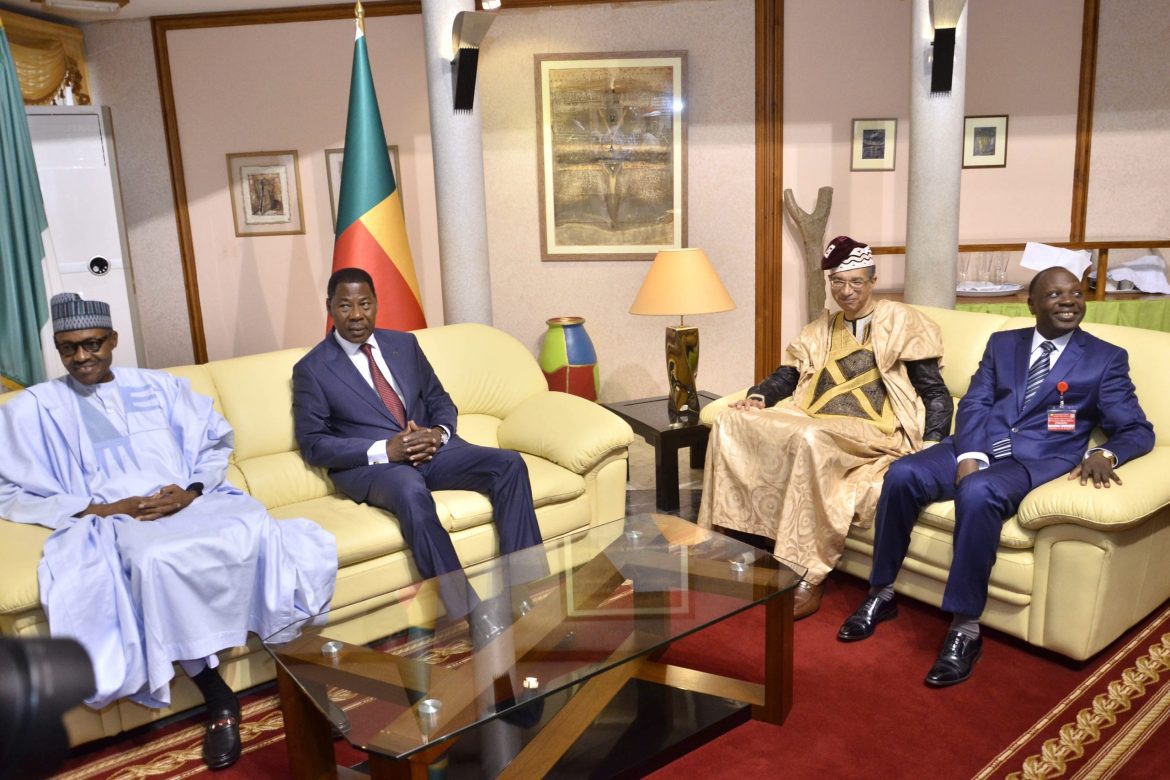 Nigerias Präsident Buhari (links) trifft mit dem Präsidenten Benins, Yayi (2. v. links) in Cotonou zusammen