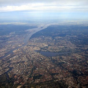 Hamburg aus der Luft; © Oschtiderivative/Wikimedia Commons