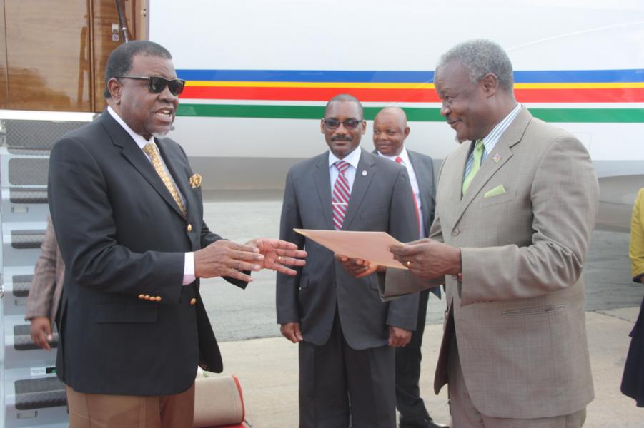 Präsident Geingob (links); © Joseph Nekaya/NAMPA