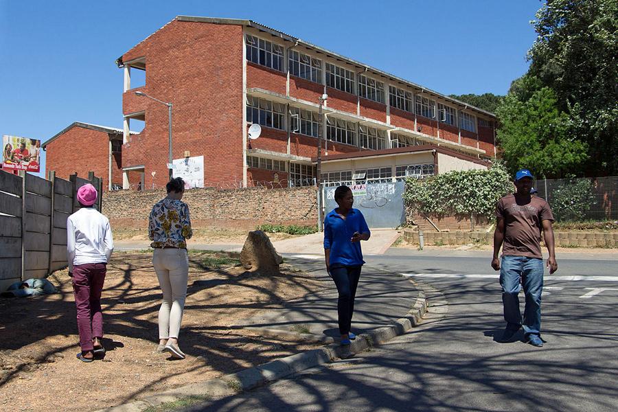 Schule in Südafrika; © HelenOnline/Wikimedia Commons