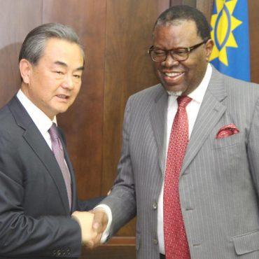 Chinas Außenminister und Namibias Präsident Geingob; © Joseph Nekaya/NAMPA