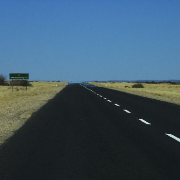Teerstraße in Namibia (Symbolbild); © Winfried Bruenken/Wikimedia Commons