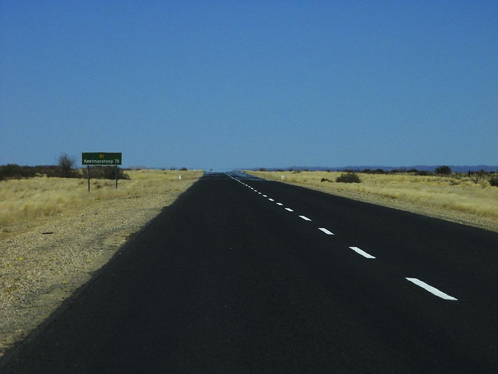 Teerstraße in Namibia (Symbolbild); Quelle: Winfried Bruenken/Wikimedia, CC BY-SA 3.0