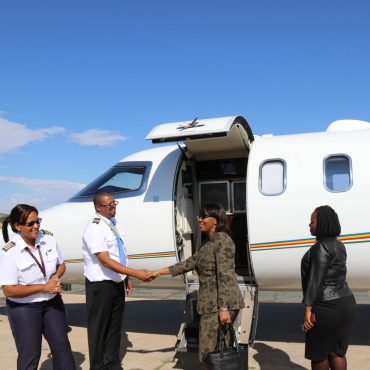 Premierministeirn Kuugongelwa-Amadhila vor ihrem Abflug nach Kenia; © Office of the Prime Minister