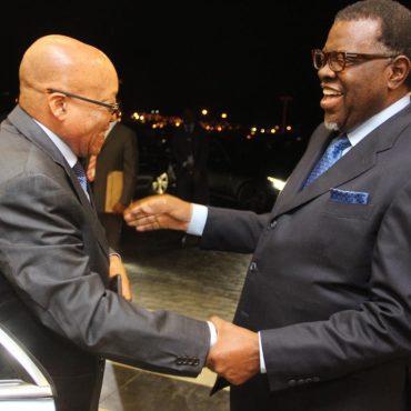 Namibias Präsident Geingob (r) und Südafrikas Präsidenz Zuma (l); © Koseph Nekaya/NAMPA
