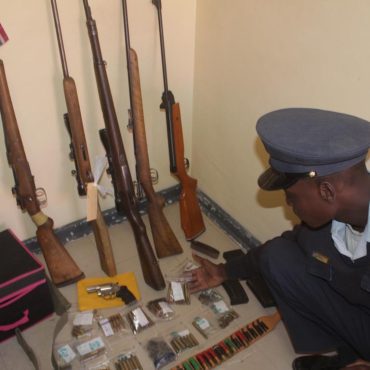 Konfiszierte illegale Waffen & Munition; © Mulisa Simiyasa/NAMPA