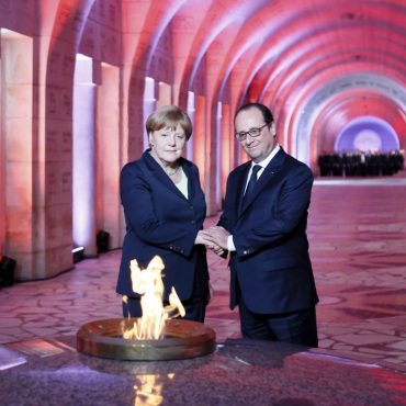 Merkel und Hollande; © Mathieu Cugnot/Pool Photo, AP-NAMPA