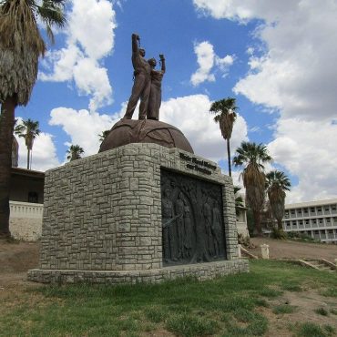 Völkermorddenkmal in Windhoek; Quelle: Pemba.mpimaji/Wikipedia, CC-BY-SA 4.0