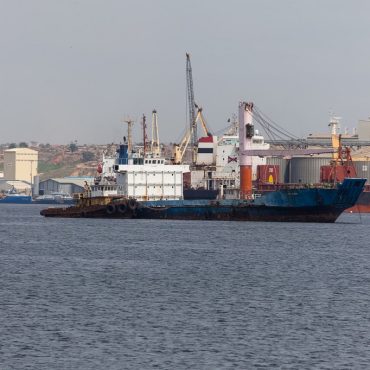 Ein Öltanker im Hafen von Luanda © iStock / Nuno Almeida