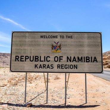 Willkommensschild an einem Grenzübergang im Süden Namibias; © wallix/iStock