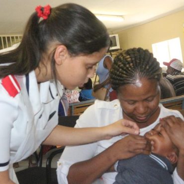 Ein Kind erhält eine Schutzimpfung während einer Impfkampagne im Jahr 2015; © Esme Konstantinus/Nampa