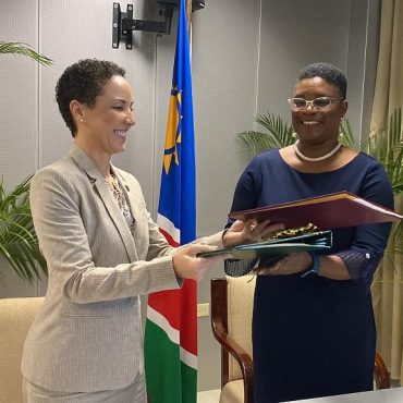 Die jamaikanische Außenministerin Kamina Johnson Smith (rechts) und die namibische Ministerin im Präsidialamt, Christine||Hoebes; © Ministry of Foreign Affairs of Jamaica/Facebook