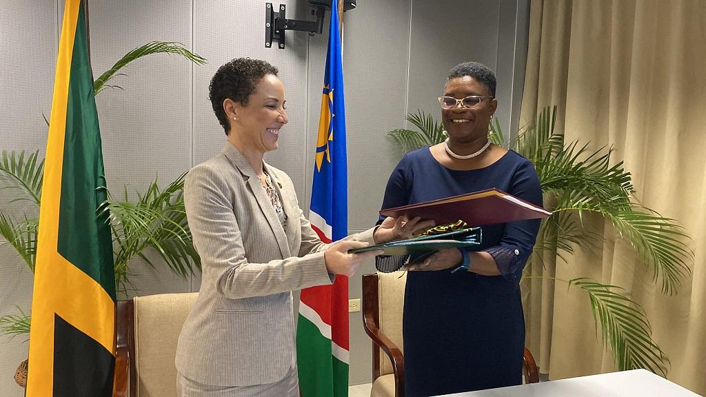 Die jamaikanische Außenministerin Kamina Johnson Smith (rechts) und die namibische Ministerin im Präsidialamt, Christine||Hoebes; © Ministry of Foreign Affairs of Jamaica/Facebook