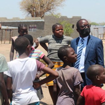 Der Minister für ländliche Entwicklung, Erastus Uutoni, bei einem Besuch in Rundu; © Petrus Muronga/Nampa