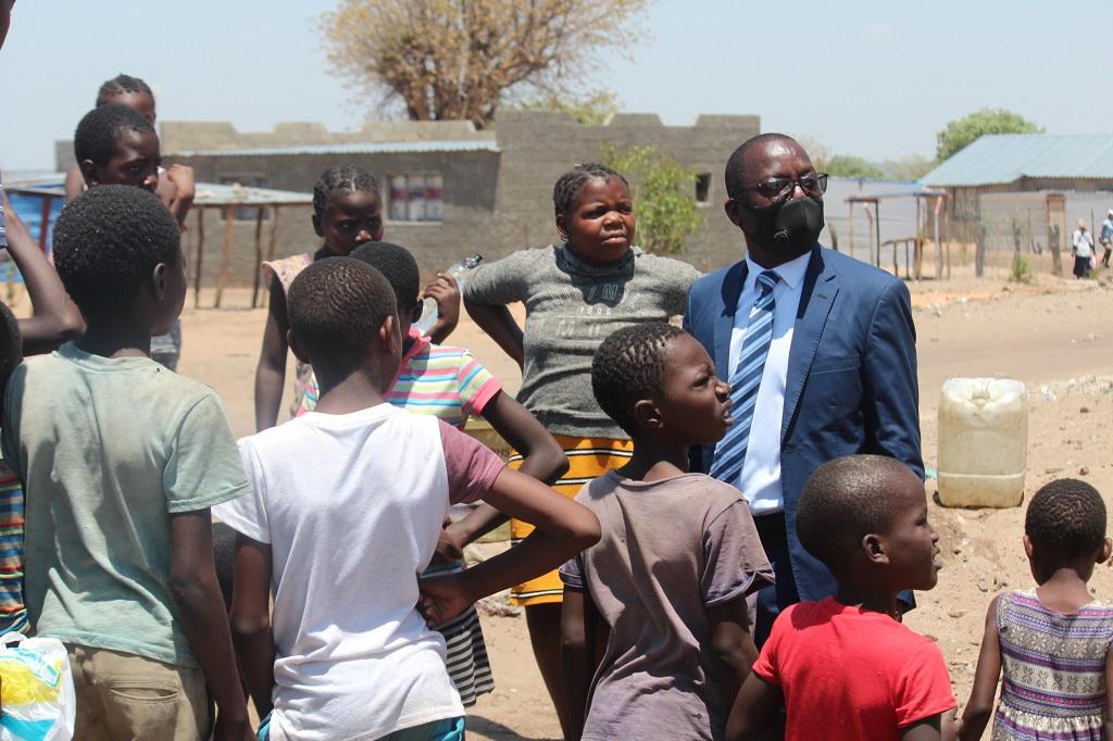Der Minister für ländliche Entwicklung, Erastus Uutoni, bei einem Besuch in Rundu; © Petrus Muronga/Nampa