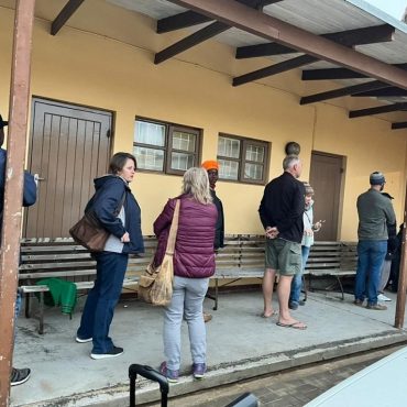 Wähler vor einem Wahllokal in Swakopmund; © Namibia Electoral Commission