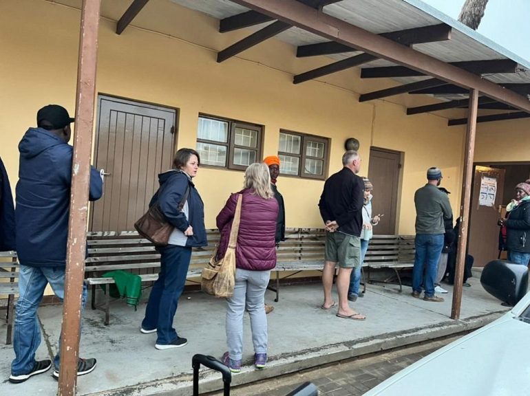 Wähler vor einem Wahllokal in Swakopmund; © Namibia Electoral Commission