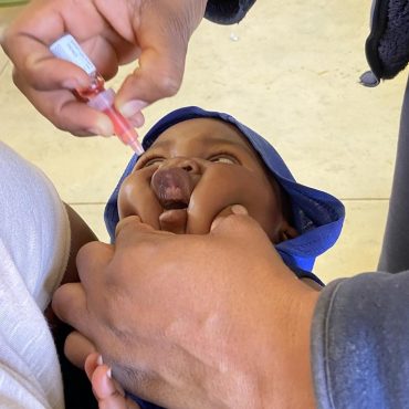 Ein Kind erhält eine Schluckimpfung im Rahmen der landesweiten Impfkampagne; © Nampa