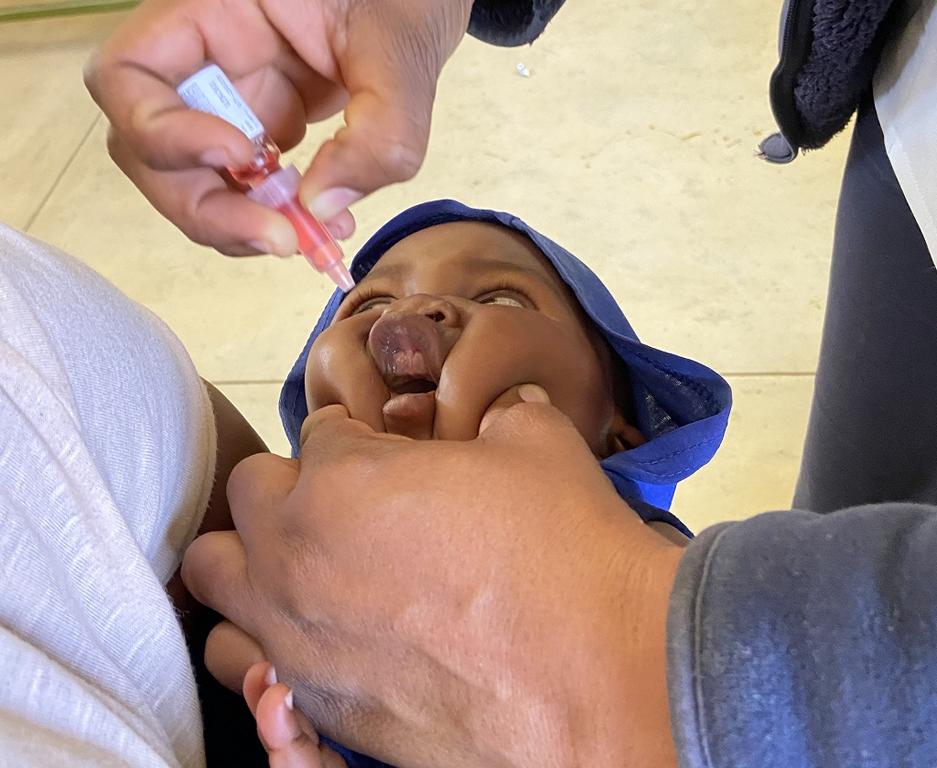 Ein Kind erhält eine Schluckimpfung im Rahmen der landesweiten Impfkampagne; © Nampa