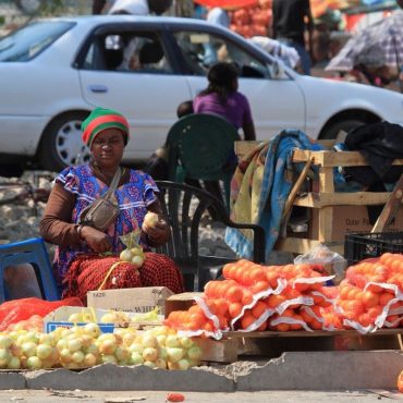 Eine Straßenhändlerin in Katima Mulilo; © heckepics/iStock