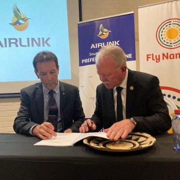 Airlink-Geschäftsführer Rodger Foster (links) und FlyNamibia-Geschäftsführer Andre Compion (rechts) bei der Unterzeichnung der Joint-Venture-Vereinbarung in Windhoek; © Hitradio Namibia