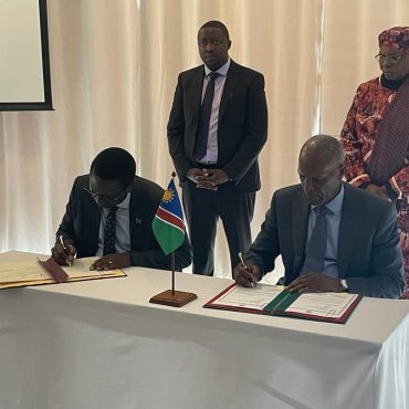 Namibias Energieminister Tom Alweendo (rechts, sitzend) und sein sambischer Amtskollege Peter Kapala bei der Unterzeichnung der Absichtserklärung; © Ministry of Mines & Energy