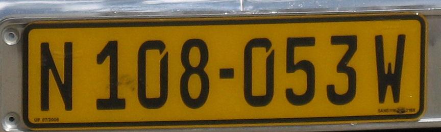 Ein Kfz-Kennzeichen mit Windhoeker Registrierung; Quelle Etosha/Wikimedia, CC BY-SA 3.0
