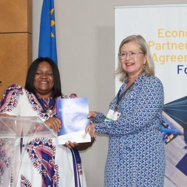 Namibias Handelsministerin Lucia Iipumbu (links) mit der EU-Botschafterin in Namibia, Sinika Antilla; © MIT/Facebook