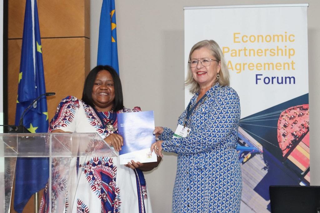 Namibias Handelsministerin Lucia Iipumbu (links) mit der EU-Botschafterin in Namibia, Sinika Antilla; © MIT/Facebook