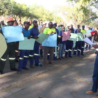 Demonstrierende Stadtangestellte in Otjiwarongo; © Mulisa Simiyasa/Nampa