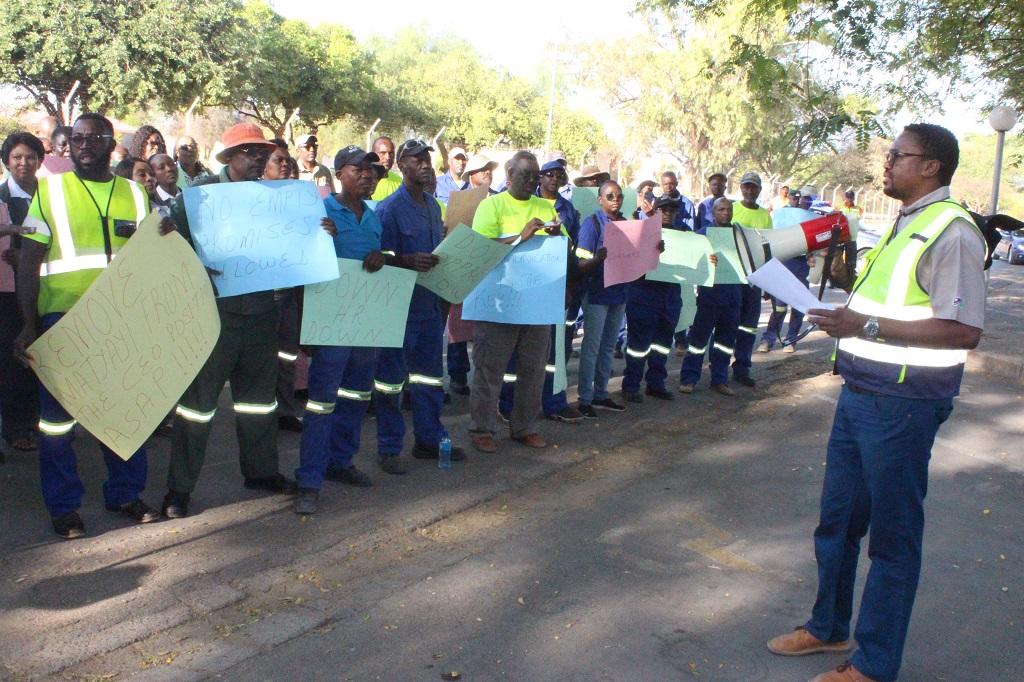 Demonstrierende Stadtangestellte in Otjiwarongo; © Mulisa Simiyasa/Nampa