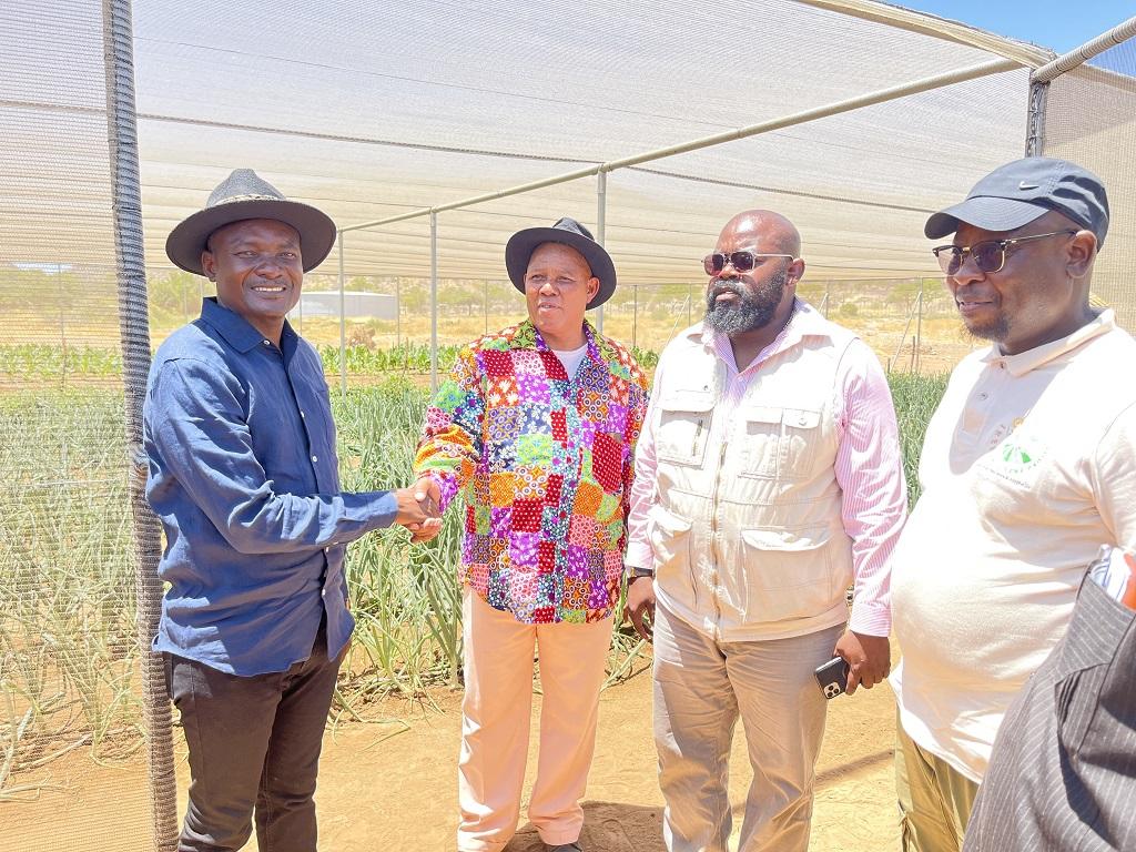 Umweltminister Pohamba Shifeta (links) bei der Übergabe eines Gemeinschaftsgartens in Fransfontein; © EIF