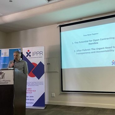 IPPR-Direktor Graham Hopwood stellt zwei neue Berichte des Instituts vor; © Hitradio Namibia