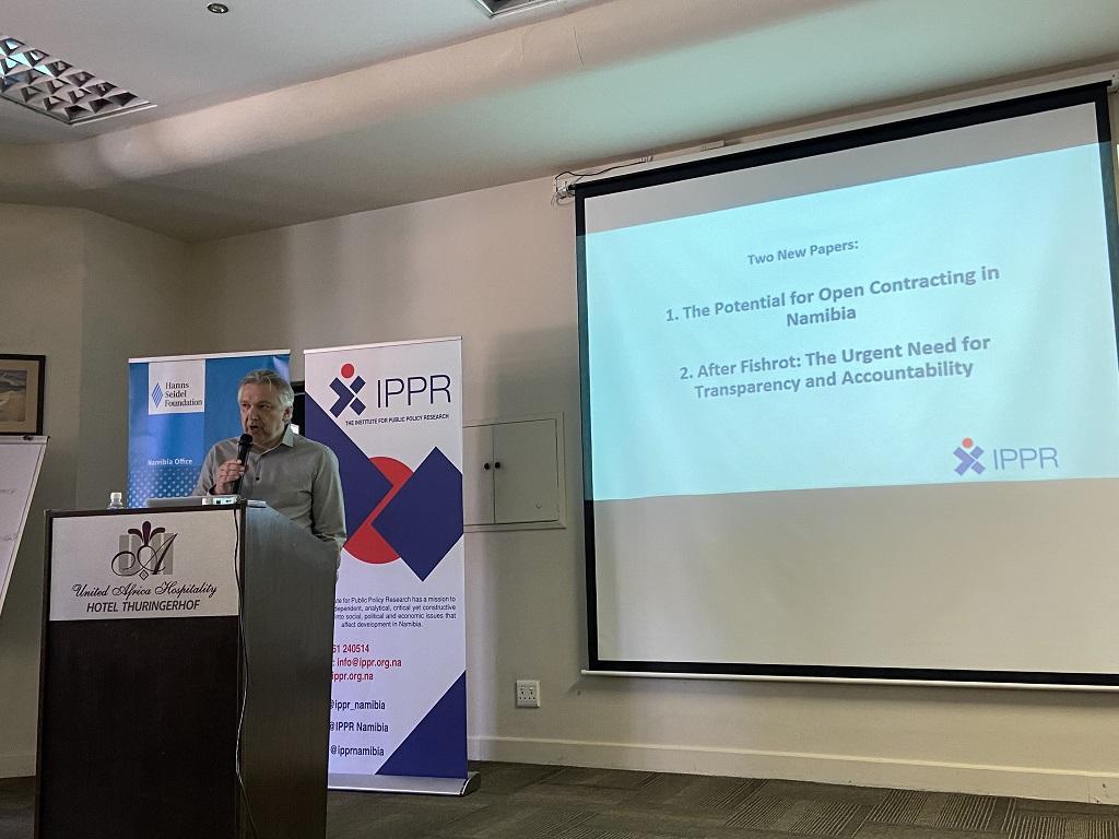 IPPR-Direktor Graham Hopwood stellt zwei neue Berichte des Instituts vor; © Hitradio Namibia