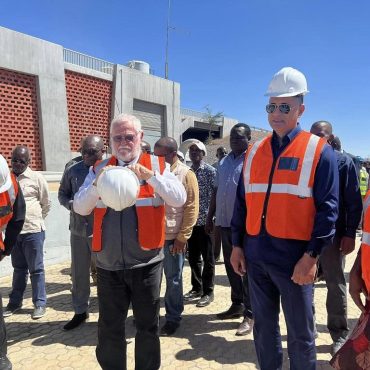 Wasserminister Calle Schlettwein (zweiter von links) mit seinem angolanischen Amtskollegen João Baptista Borges am Calueque-Damm in Angola; © MAWLR/Facebook