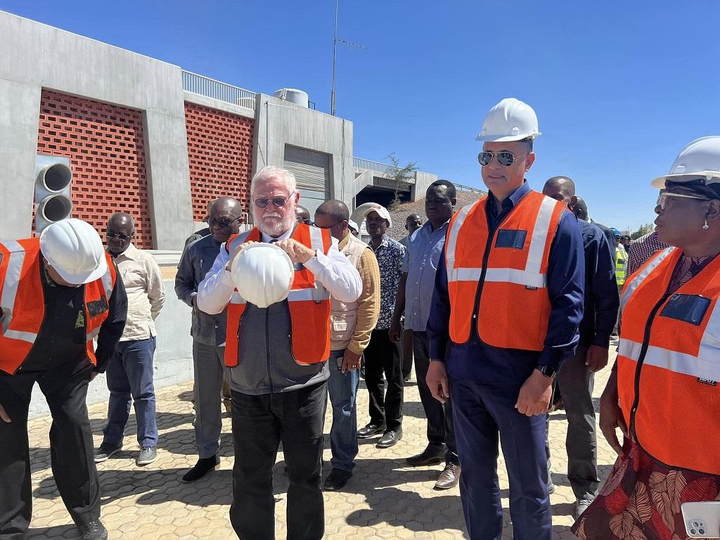 Wasserminister Calle Schlettwein (zweiter von links) mit seinem angolanischen Amtskollegen João Baptista Borges am Calueque-Damm in Angola; © MAWLR/Facebook