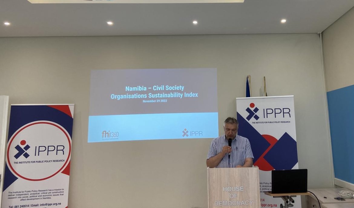 IPPR-Direktor Graham Hopwood bei der Präsentation des neuen CSO-Sustanability Index; © Hitradio Namibia