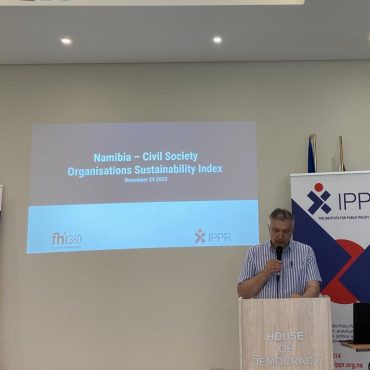 IPPR-Direktor Graham Hopwood bei der Präsentation des neuen CSO-Sustanability Index; © Hitradio Namibia