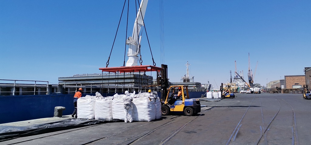 Eine Ladung Salz wird am Hafen von Walvis Bay verladen; © Namport