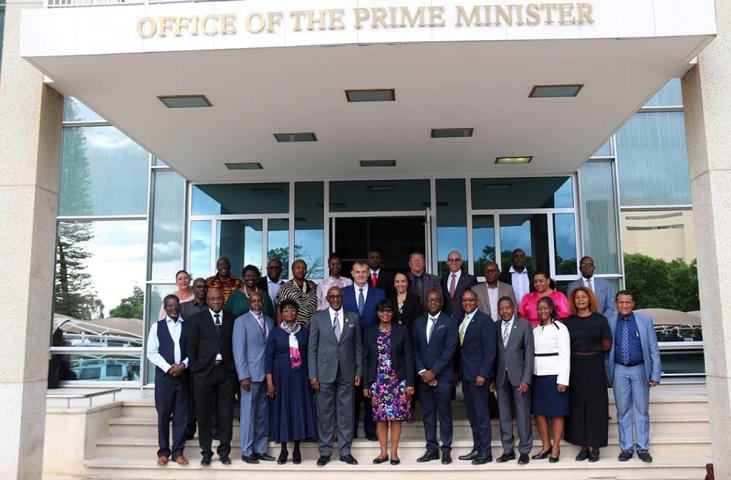 Premierministerin Saara Kuugongelwa-Amadhila (unten, Mitte) mit den Exekutivdirektoren der verschiedenen Ministerien; © Office of the Prime Minister