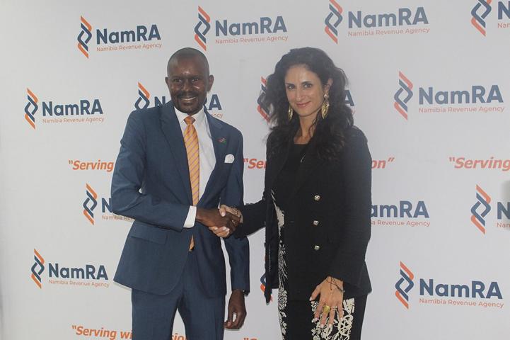 NamRa-Leiter Sam Shivute mit WTO-Vertreterin Donia Hammami; © Nampa