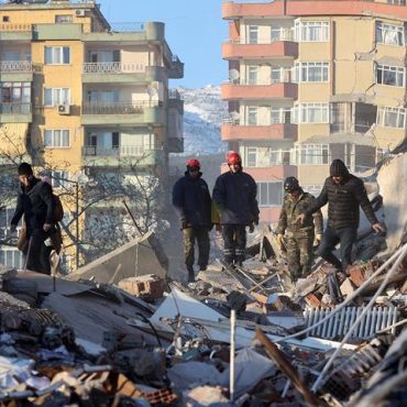 Die Rettungsarbeiten in der Türkei und Syrien halten weiter an, bisher wurden über 8.300 Tote gemeldet; © Adem Altan/AFP/Nampa