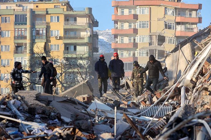 Die Rettungsarbeiten in der Türkei und Syrien halten weiter an, bisher wurden über 8.300 Tote gemeldet; © Adem Altan/AFP/Nampa