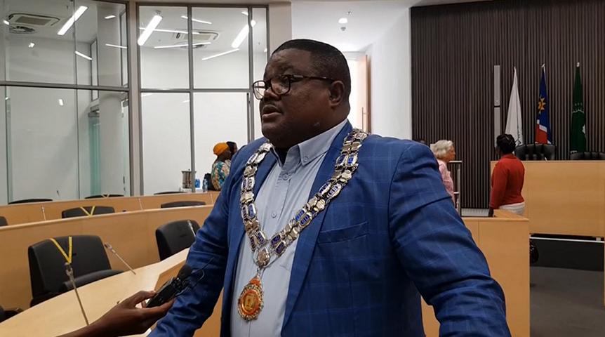 Windhoeks Bürgermeister Joseph Uapingene stand gestern erneut vor einem leeren Ratssaal; © City of Windhoek/Facebook