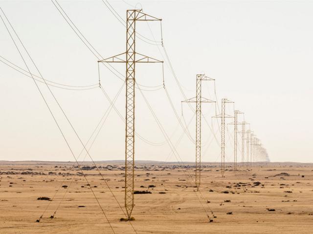 Stromleitungen in der Namib; © Mlenny/iStock