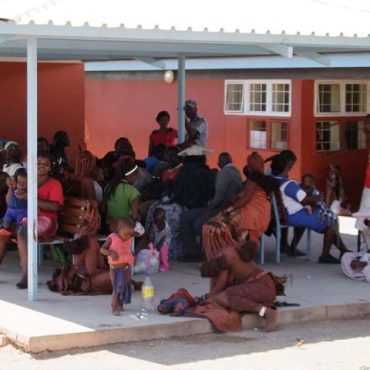 Patienten warten vor der Klinik in Opuwo (Archivaufnahme); © Uerikoha Tjijombo/Nampa