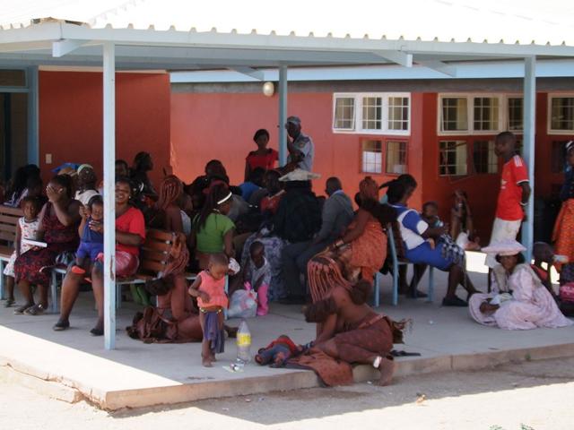 Patienten warten vor der Klinik in Opuwo (Archivaufnahme); © Uerikoha Tjijombo/Nampa