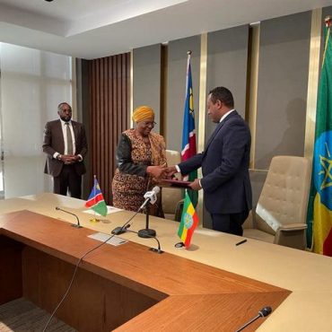 Außenministerin Netumbo Nandi-Ndaitwah bei der Unterzeichnung mit ihrem äthiopischen Amtskollegen Abraham Belay; © MIRCO/Facebook