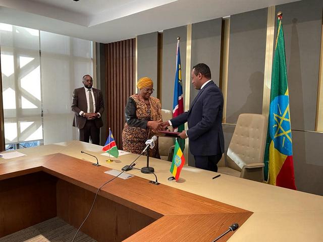 Außenministerin Netumbo Nandi-Ndaitwah bei der Unterzeichnung mit ihrem äthiopischen Amtskollegen Abraham Belay; © MIRCO/Facebook