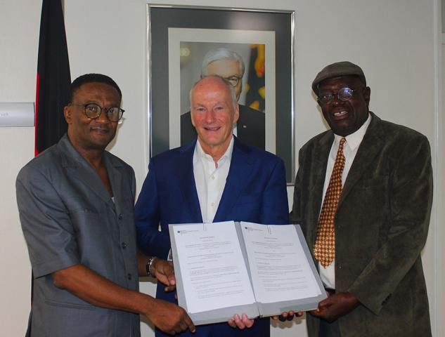 (v.l.n.r.) Kenandei Tjivikua (links) und Hirukevi Kaapama (rechts) von der Samuel Maharero Heritage Foundation mit dem deutschen Botschafter in Namibia, Herbert Beck; © Deutsche Botschaft Windhuk